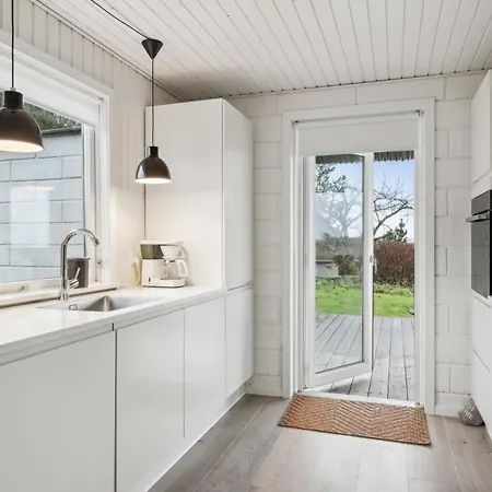 Beautiful And Well-maintained Two-level With Several Terraces And Lovely Sea Views Close To The Beach, Forest And The Charming Harbour Vakantiehuis *