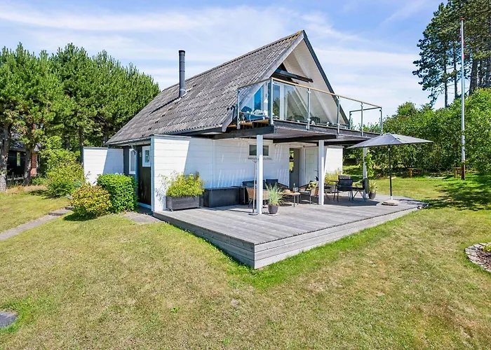 Beautiful And Well-maintained Two-level With Several Terraces And Lovely Sea Views Close To The Beach, Forest And The Charming Harbour * Ebeltoft